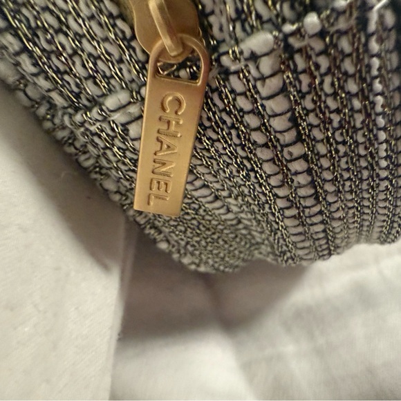 Chanel Cosmetic Bag Holiday Jacquard Gold/Black/White Limited Edition. NEW - Picture 2 of 3